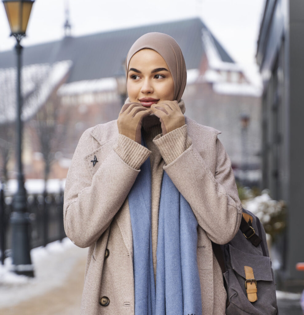 Femme portant un hijab jersey premium en hiver