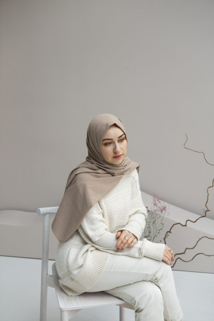 Femme voilée portant un hijab taupe