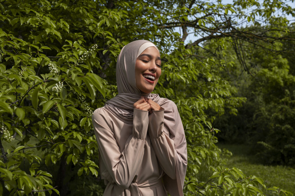 Femme voilée joyeuse en pleine nature