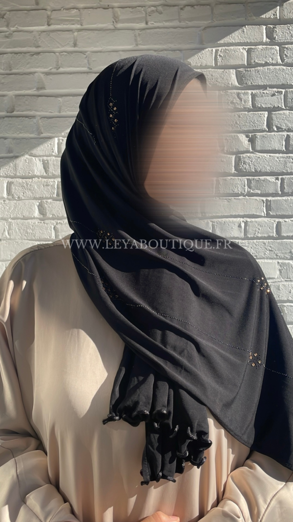 femme portant hijab jersey premium frisé et à strass noir