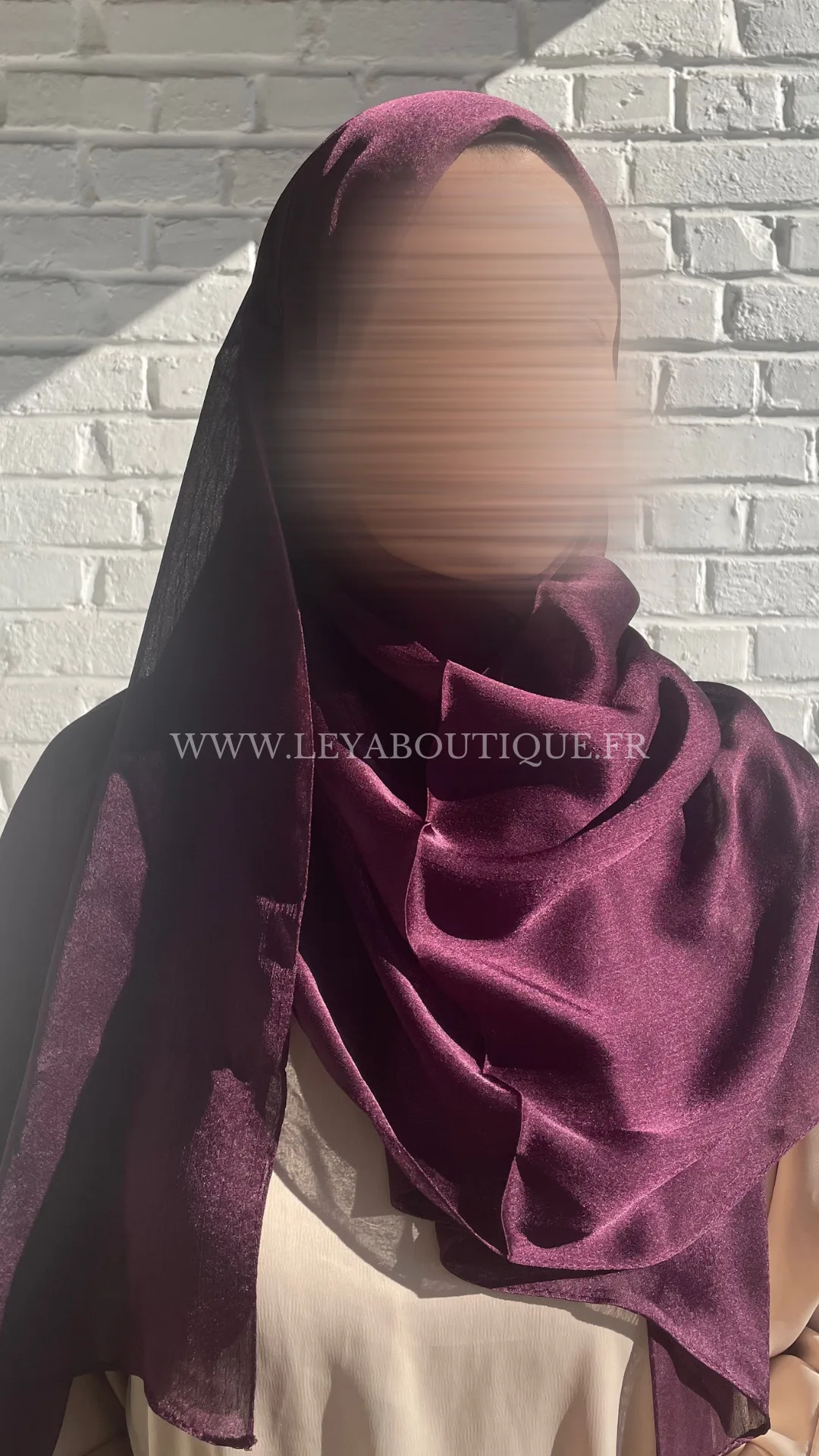 femme portant hijab satin violet