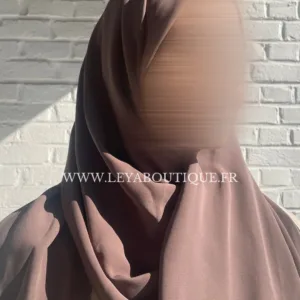femme en hijab en soie de medine couleur taupe