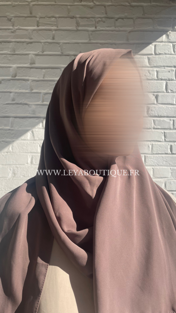 femme en hijab en soie de medine couleur taupe