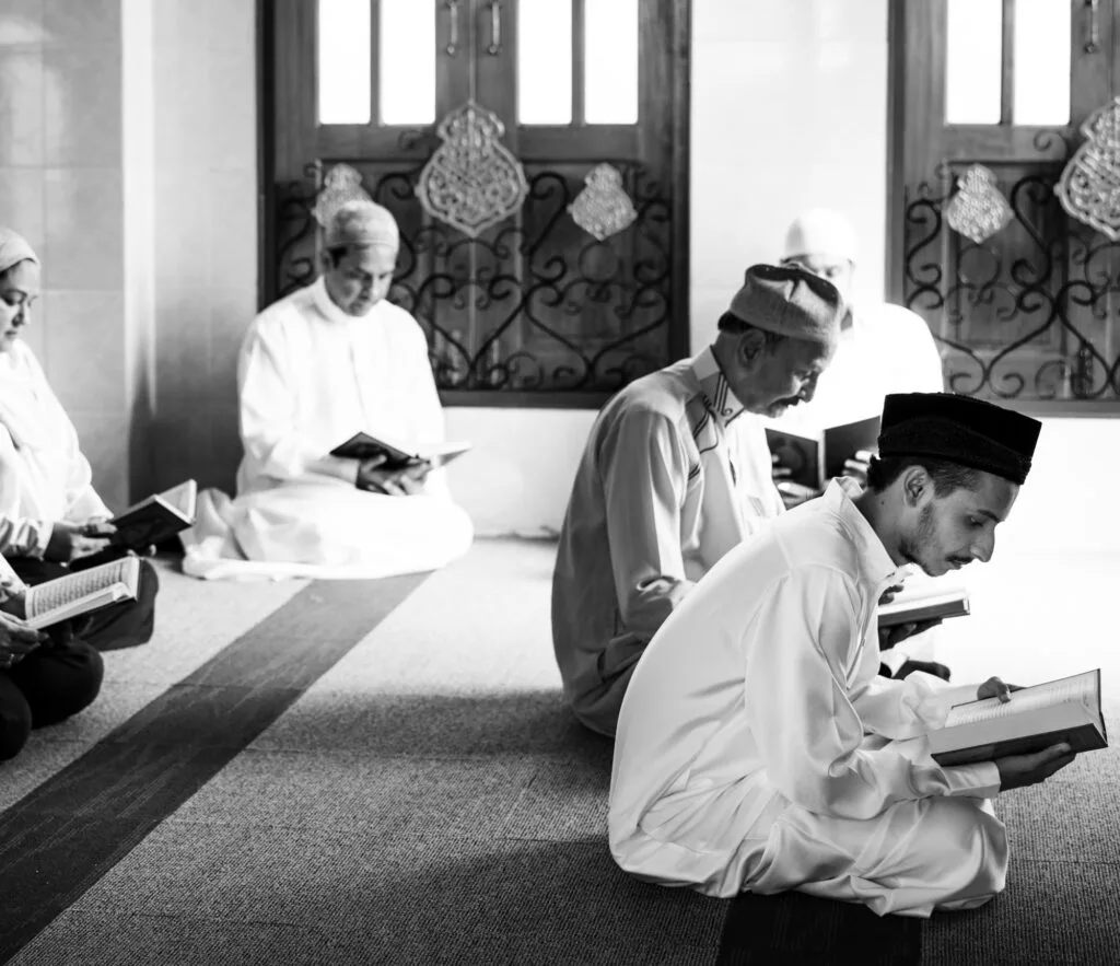 Hommes lisent coran dans une mosquée pendant le ramadan 