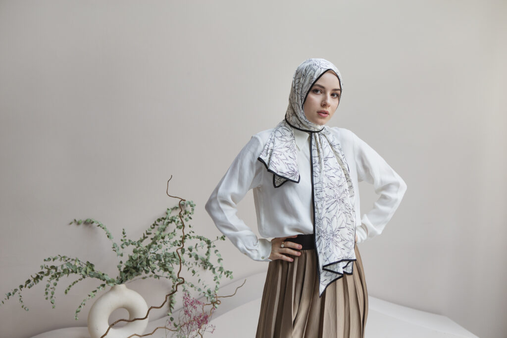 Femme portant un hijab en satin elégant