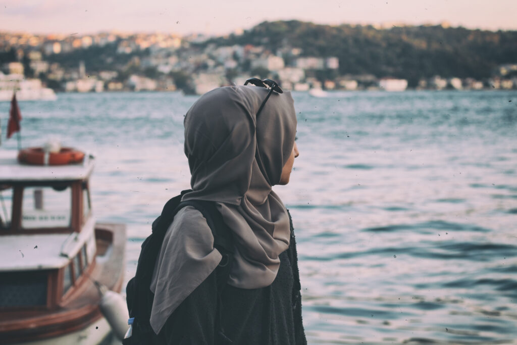 Femme portant un hijab en soie de medine gris