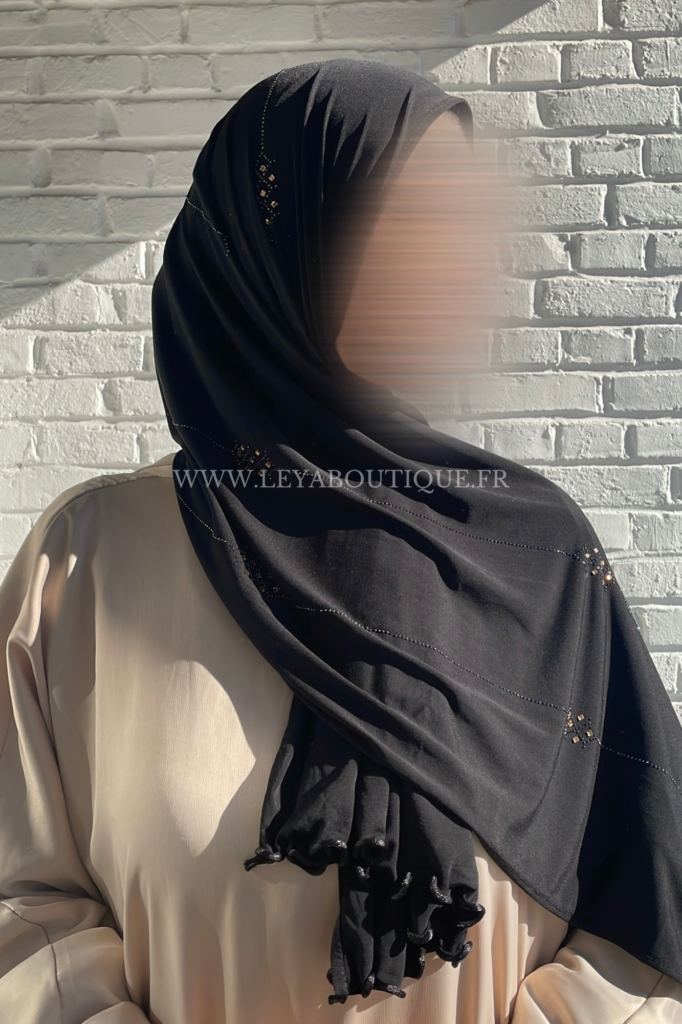 femme portant un hijab jersey lille s-bordure friséé et à strass noir