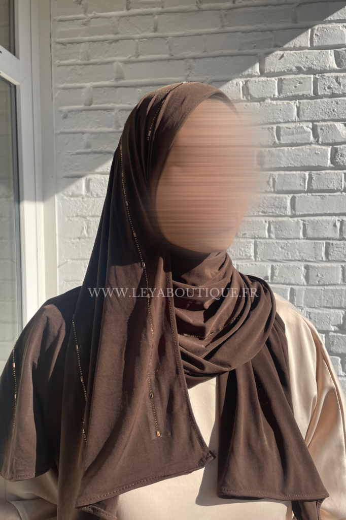 femme portant un hijab jersey lille bordure simple à strass marron