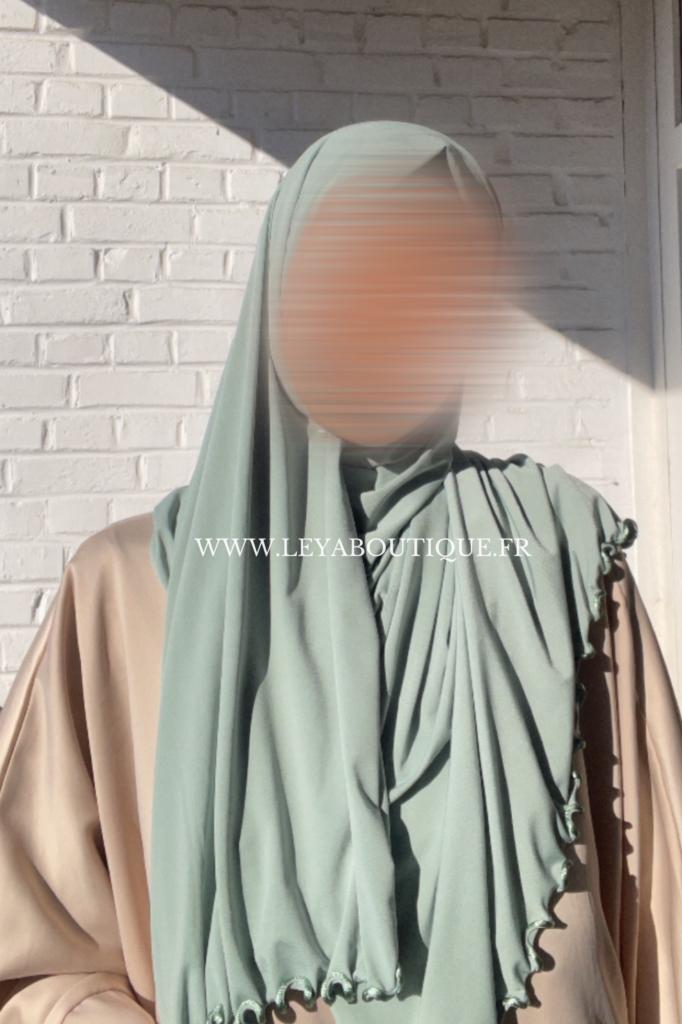 Femme portant un jolie hijab jersey premium frisé couleur vert d'eau tendance surtout en été