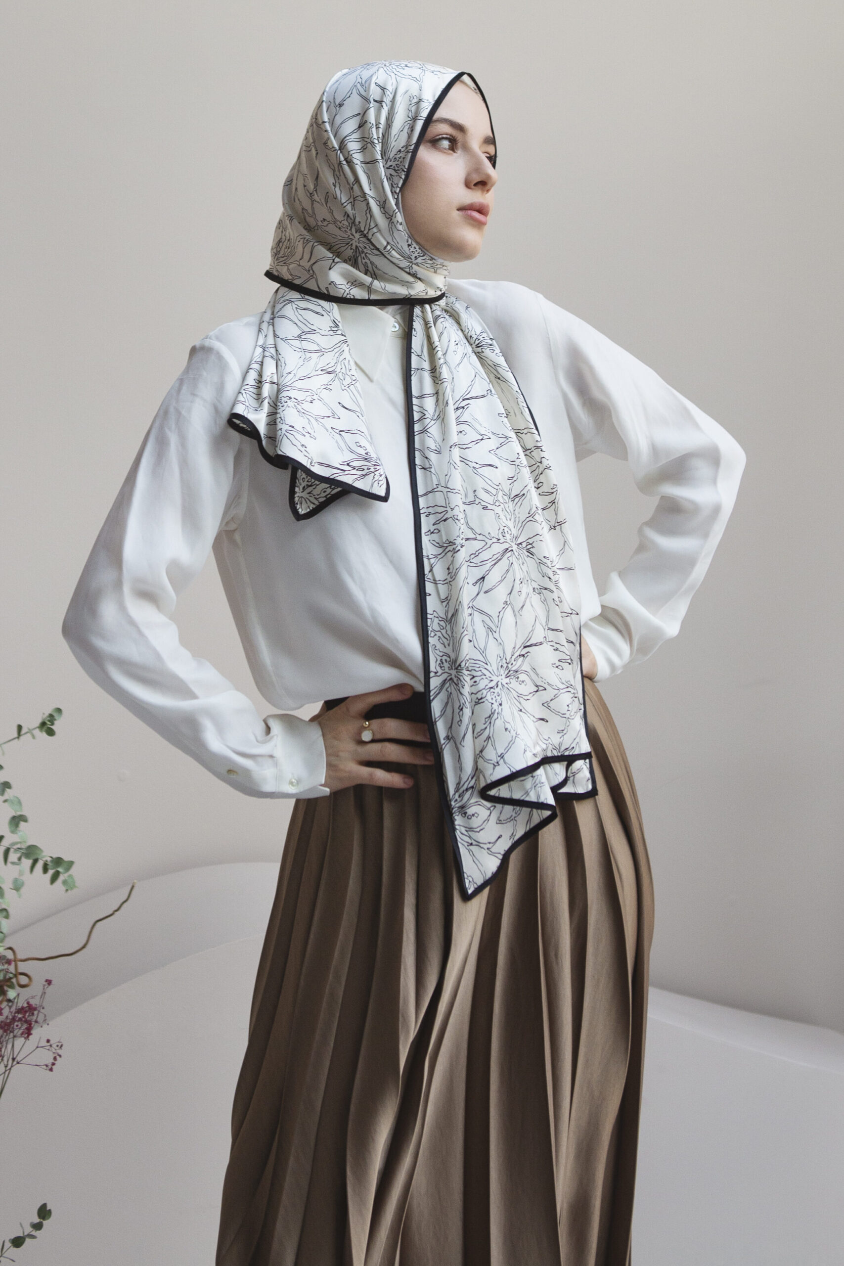 Femme voilée avec un hijab stylée, qui veut assortir son hijab a sa tenue