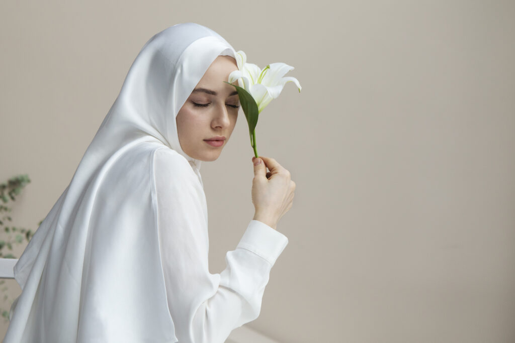 Hijab mariage blanc en satin pour mariée élégante