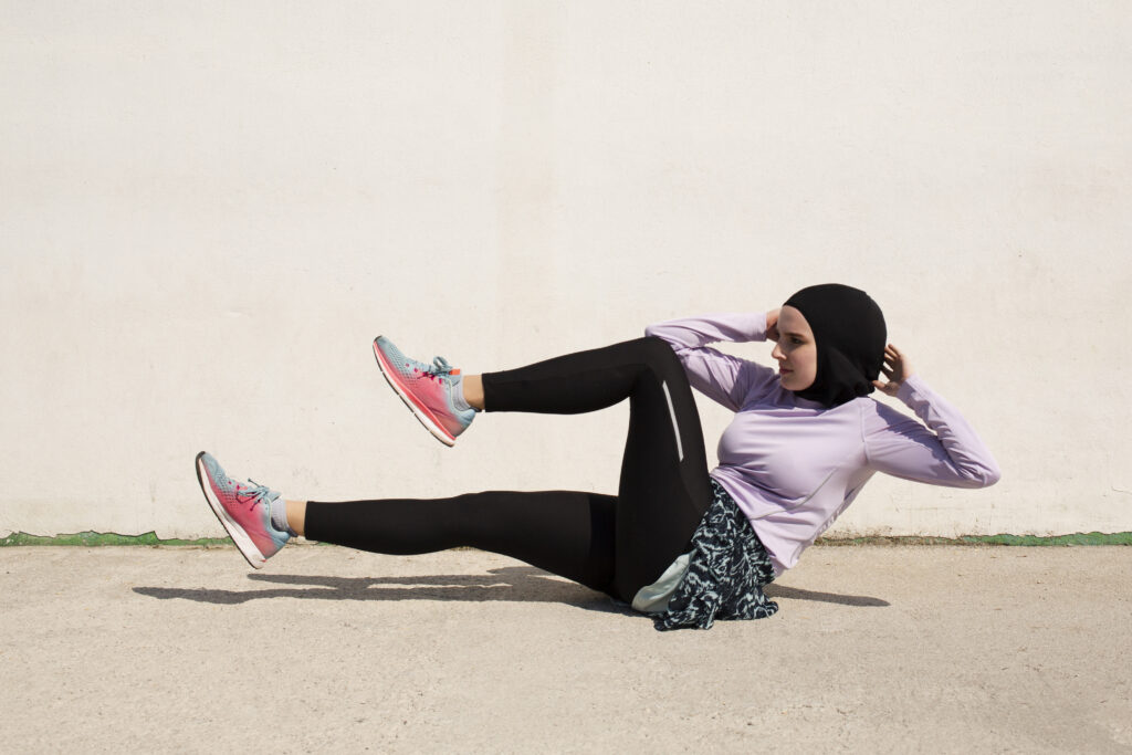 femme en hijab de sport en pleine seance d’échauffement