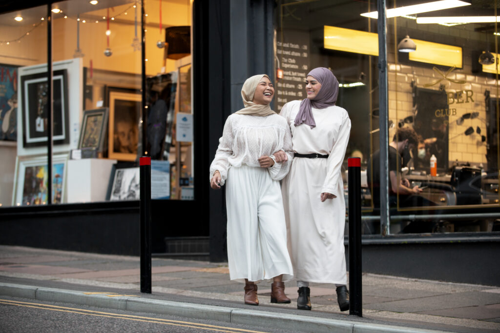 femme cherchant à acheter des hijabs de qualité à petit prix