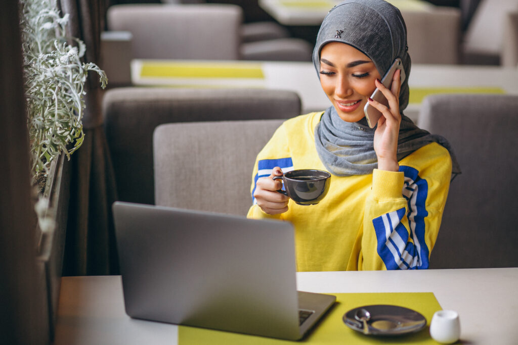 femme cherchant ou acheter hijab pour acheter hijab en ligne sur internet