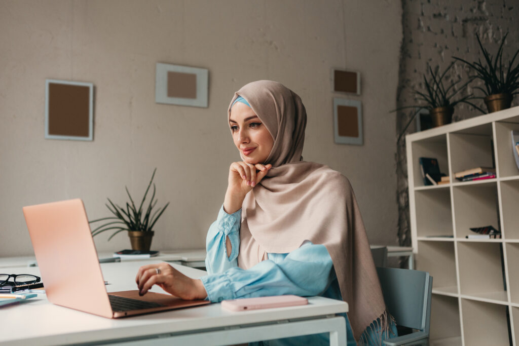 hijab au travail, femme ambitieuse souriante travaillant en hijab en entreprise