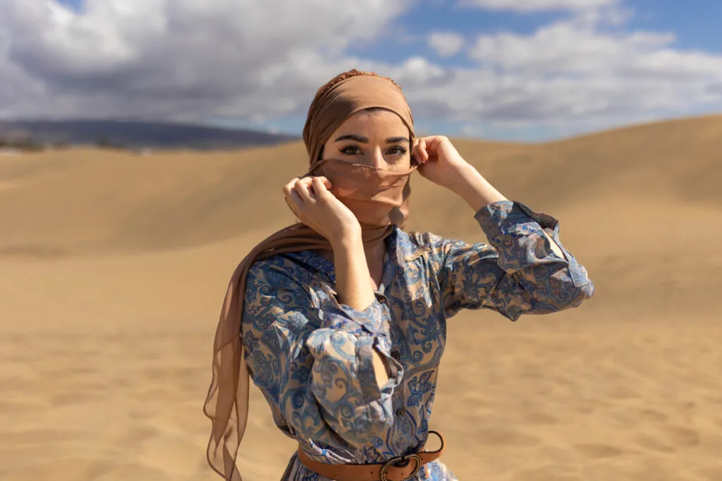 femme voilée dans le desert portant un hijab canicule,