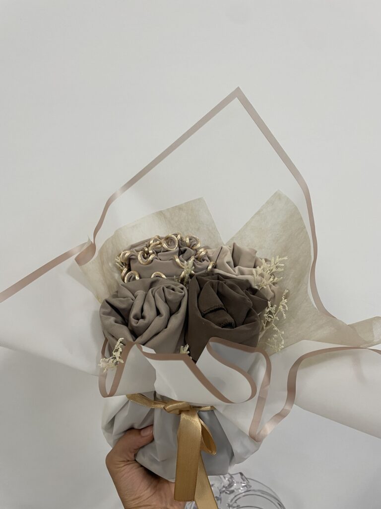 cadeau hijab femme bouquet hijab nude taupe