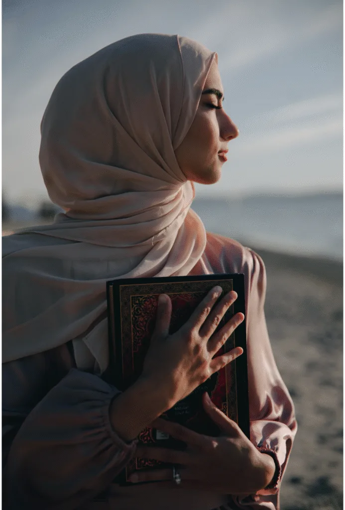 Femme qui a choisi son hijab, face au vent de la mer