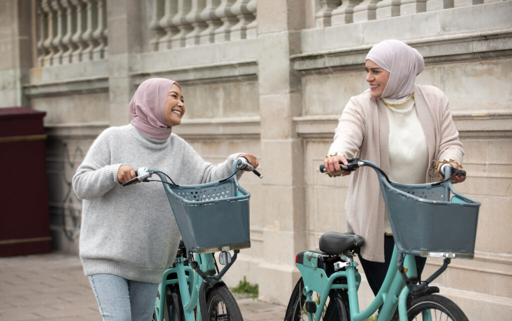 2 Femmes souriante dans la rue en automne hiver portant cagoule hijab 