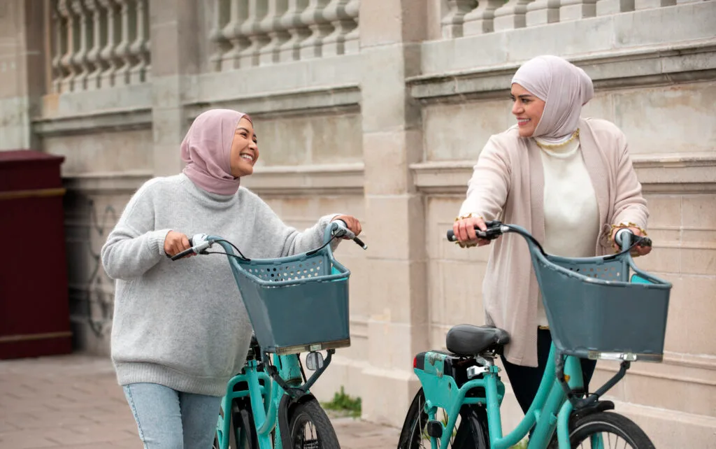 2 Femmes souriante dans la rue en automne hiver portant cagoule hijab