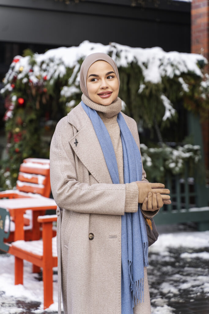 femme portant un hijab hiver, hijab en cagoule dans un pull col roulé