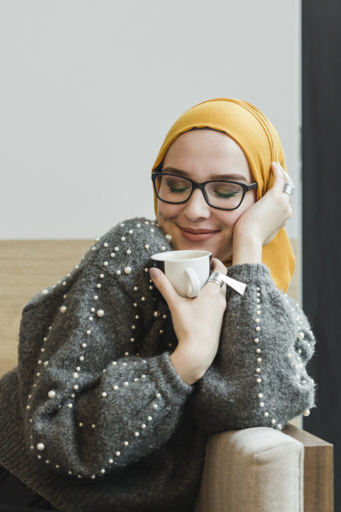 femme voilée en hijab et lunette, joyeuse 