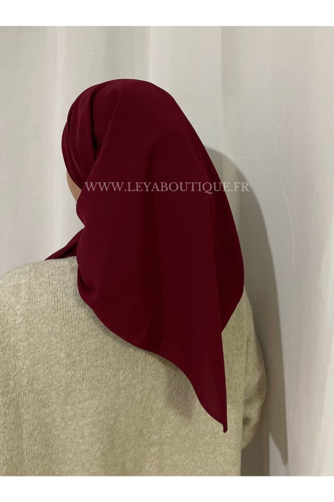 Carré de soie de Médine 90x90 femme de dos couleur bordeaux